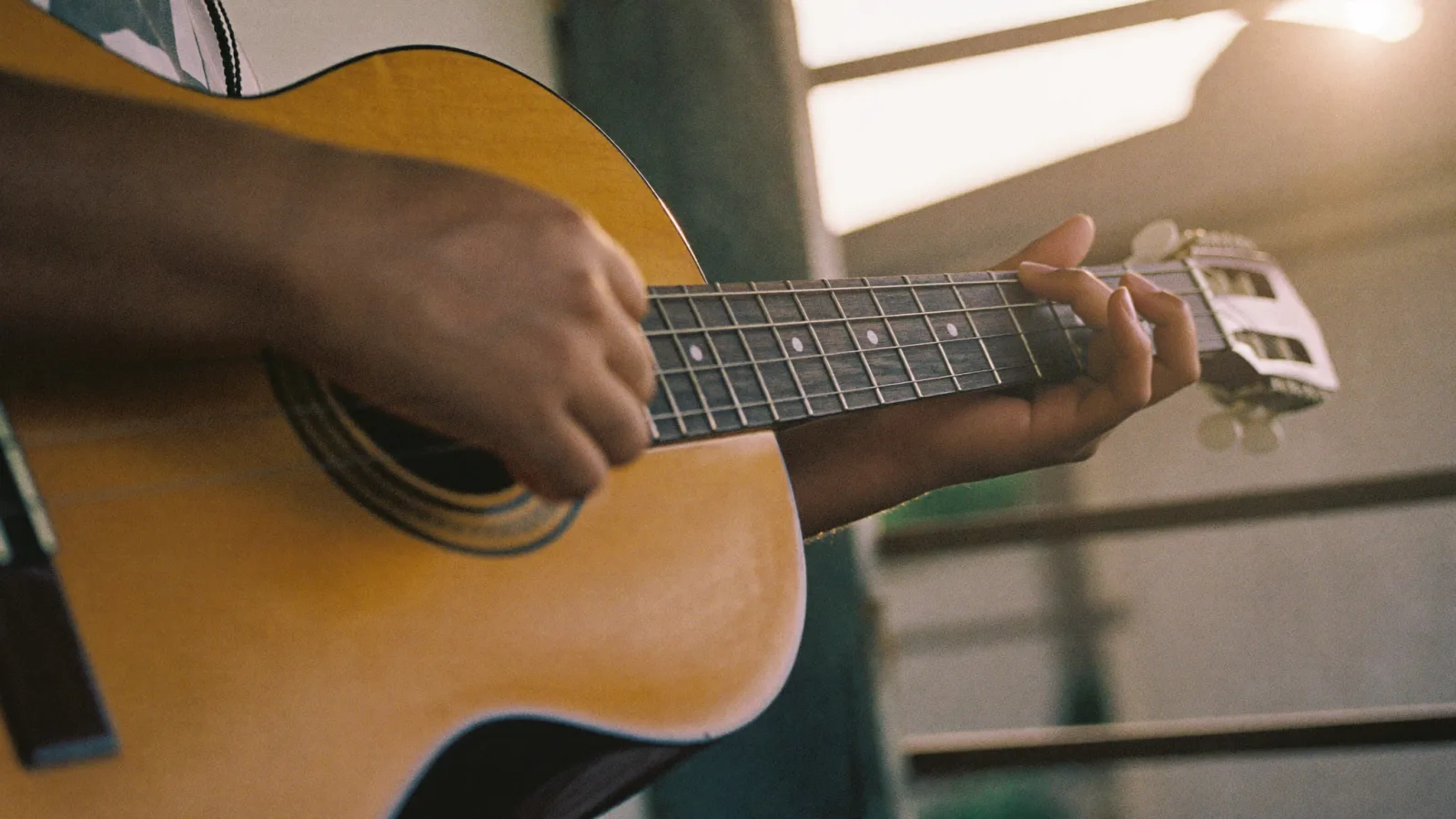 Mãos tocando um violão
